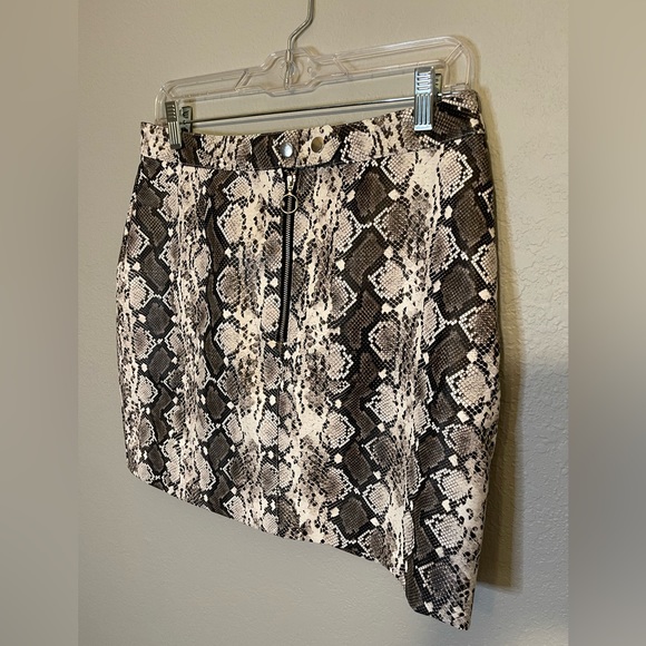 ⭐️Blashe size Large fake snake skin print skirt/Worn once. Buttons/zipper - Picture 3 of 9